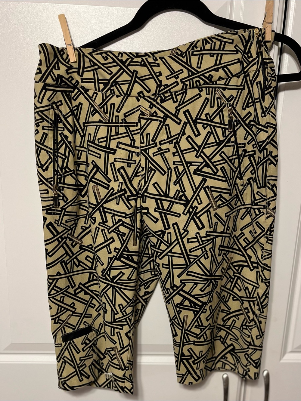 Jamie Sadock Golf Capris-gold/black graphic print size 8-